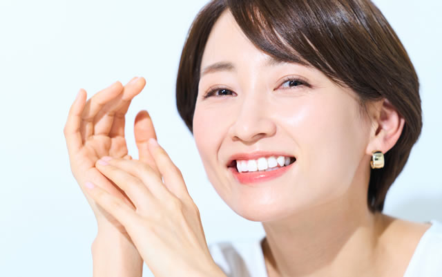 笑顔の50代の女性