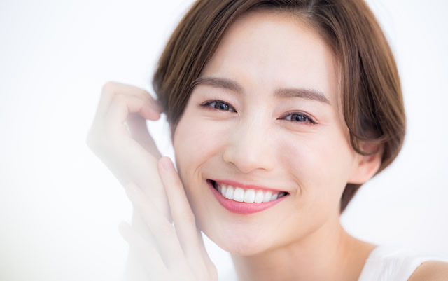 笑顔の50代の女性