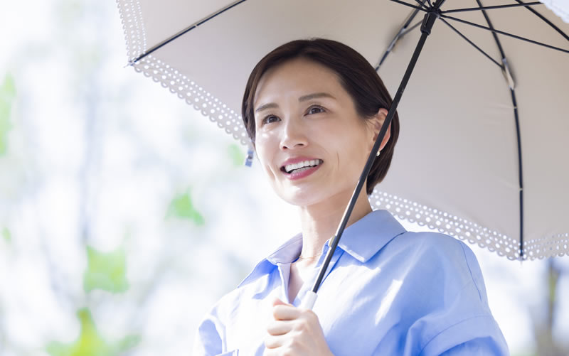 術後にUVケアをしている女性