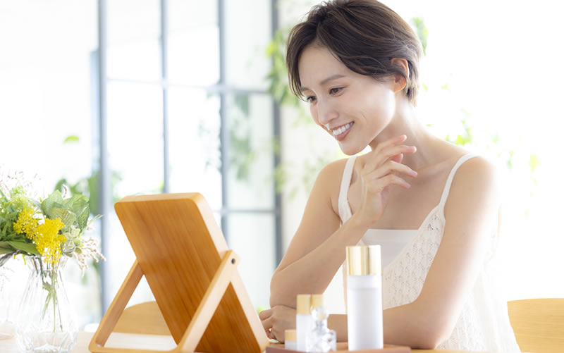 メイクをしている女性