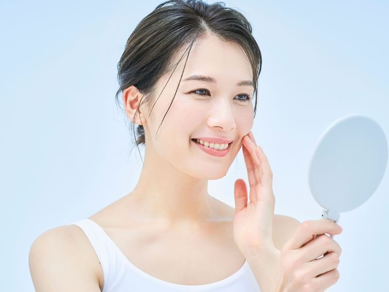 鏡を見ている女性
