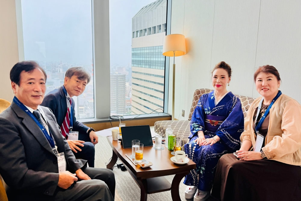 第44回日本美容皮膚科学会で撮影した上野美律医師と美容皮膚科医